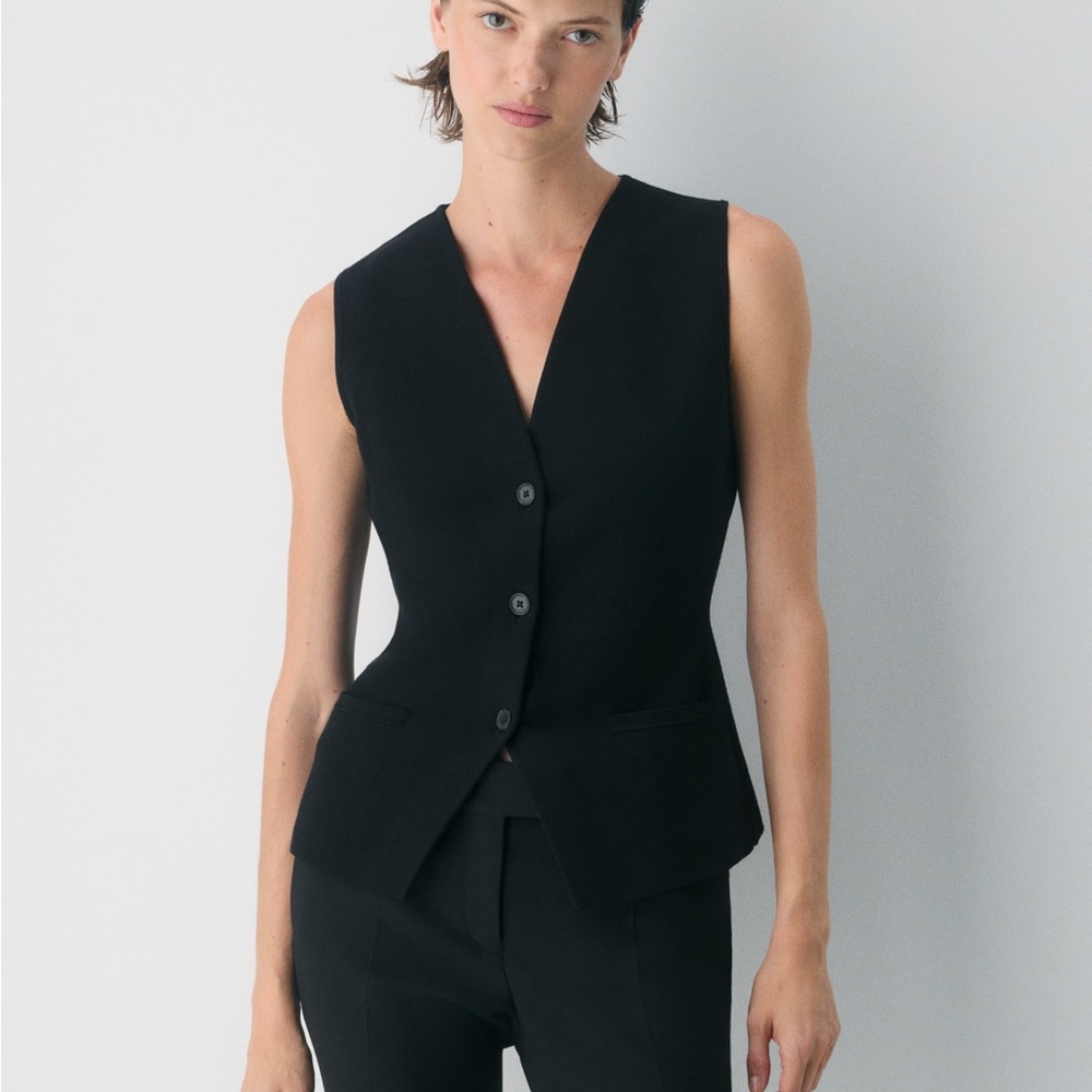 Knitted Vneck vest by Babaton